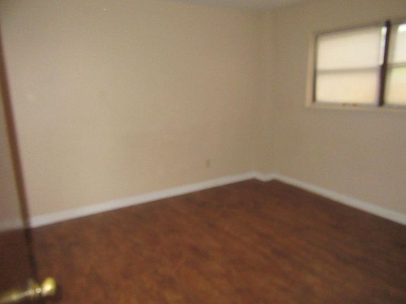 5th image of 2202 Greenbriar Cir APT 6