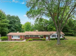 455 Donegal Dr, Rochester Hills, MI 48309