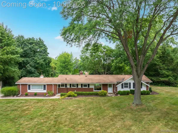 455 Donegal Dr, Rochester Hills, MI 48309