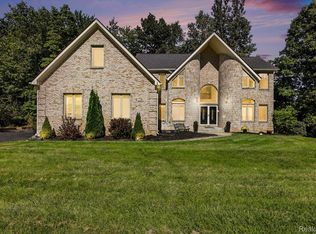 9984 Maple Valley Dr, Clarkston, MI 48348