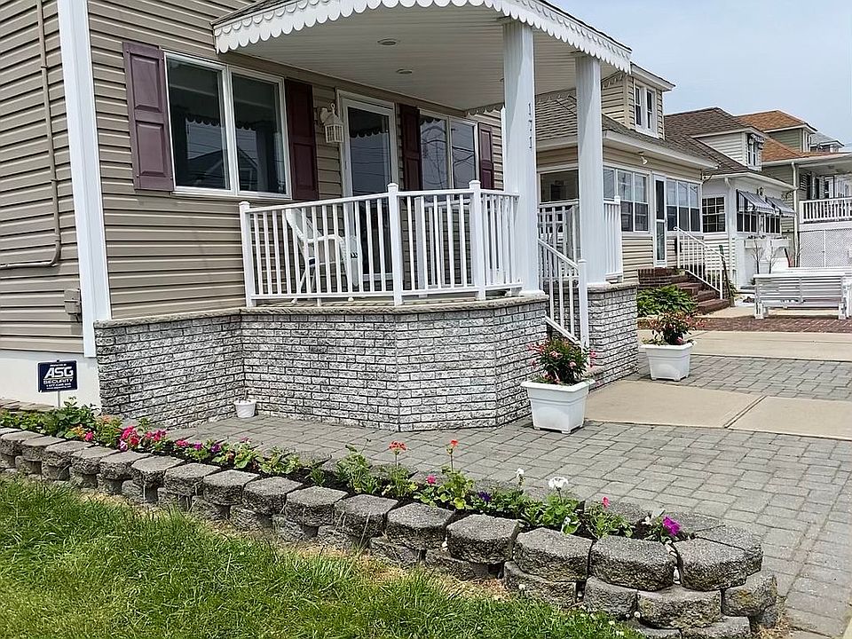 Brick front porch seating 