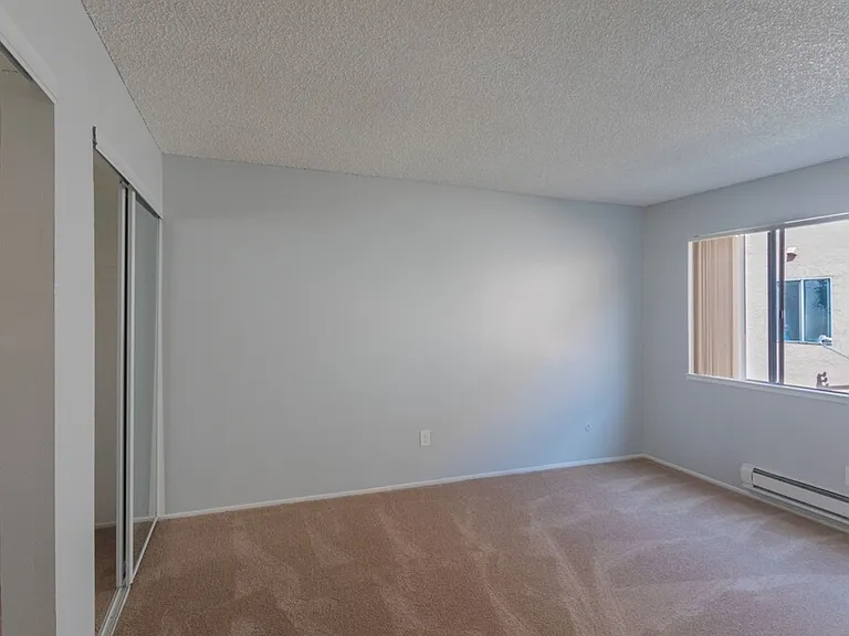 Del Coronado Apartments — Photo 44