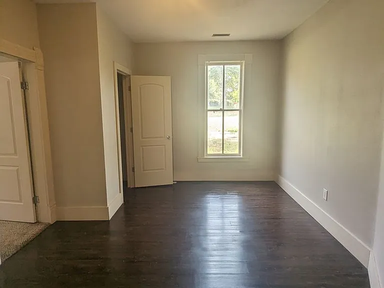 926 Locust St — Photo 6
