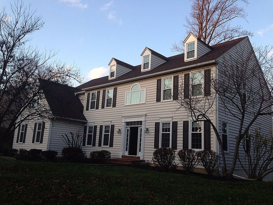 2nd image of 1301 Summerhill Dr