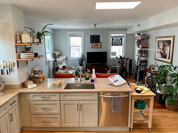 3rd image of 43 Courtland St Floor 3