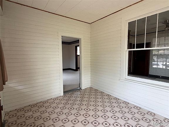 2nd image of 303 E Walnut St