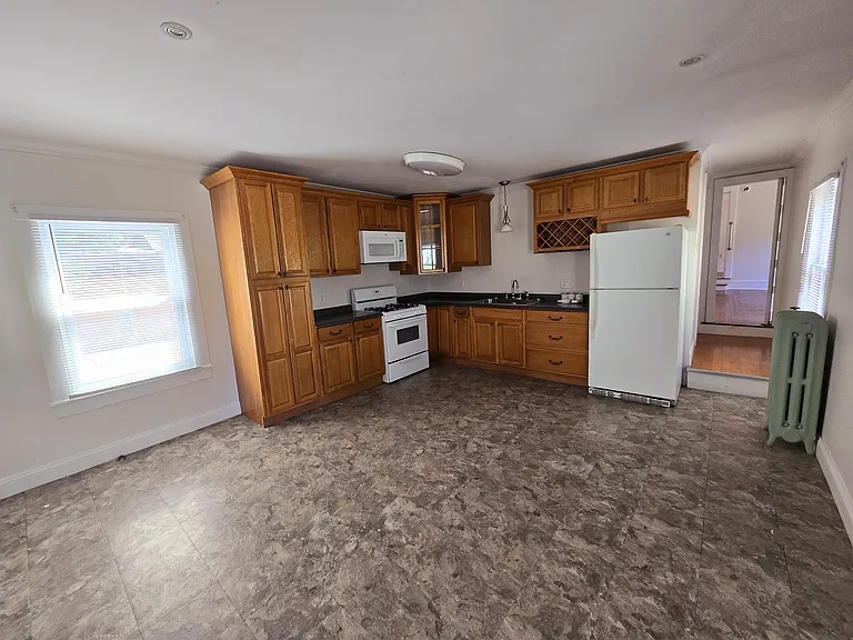 320 W Clinton St #4 — Photo 6