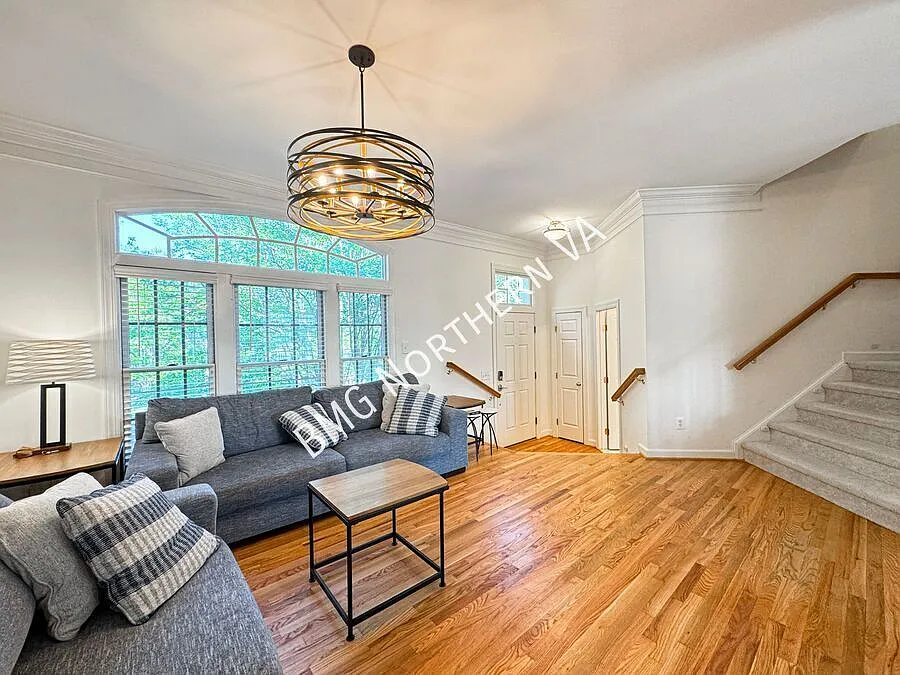 Stunning 3 Bed 2/2 Bath Brick Townhome With Deck And Patio In Scenic South Riding — Photo 4