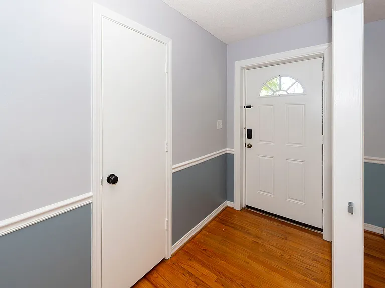 109 Runnymede Ln — Photo 3