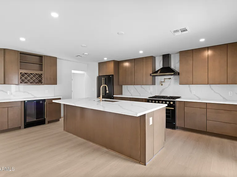 10010 N 29th St — Photo 3