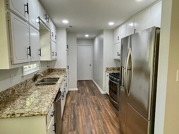 4th image of 833 Bedford Park