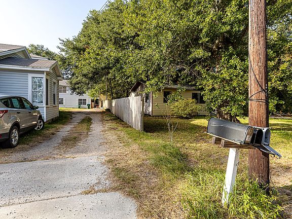 3rd image of 905 Sarrazin Ave #C