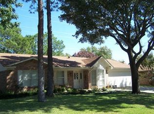 2040 Northglen Dr, Hurst, TX 76054