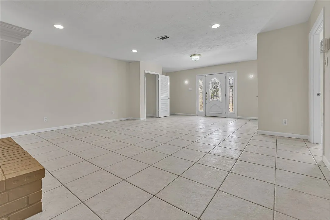 4 bed, 2369 sqft, $2,200 — Photo 4