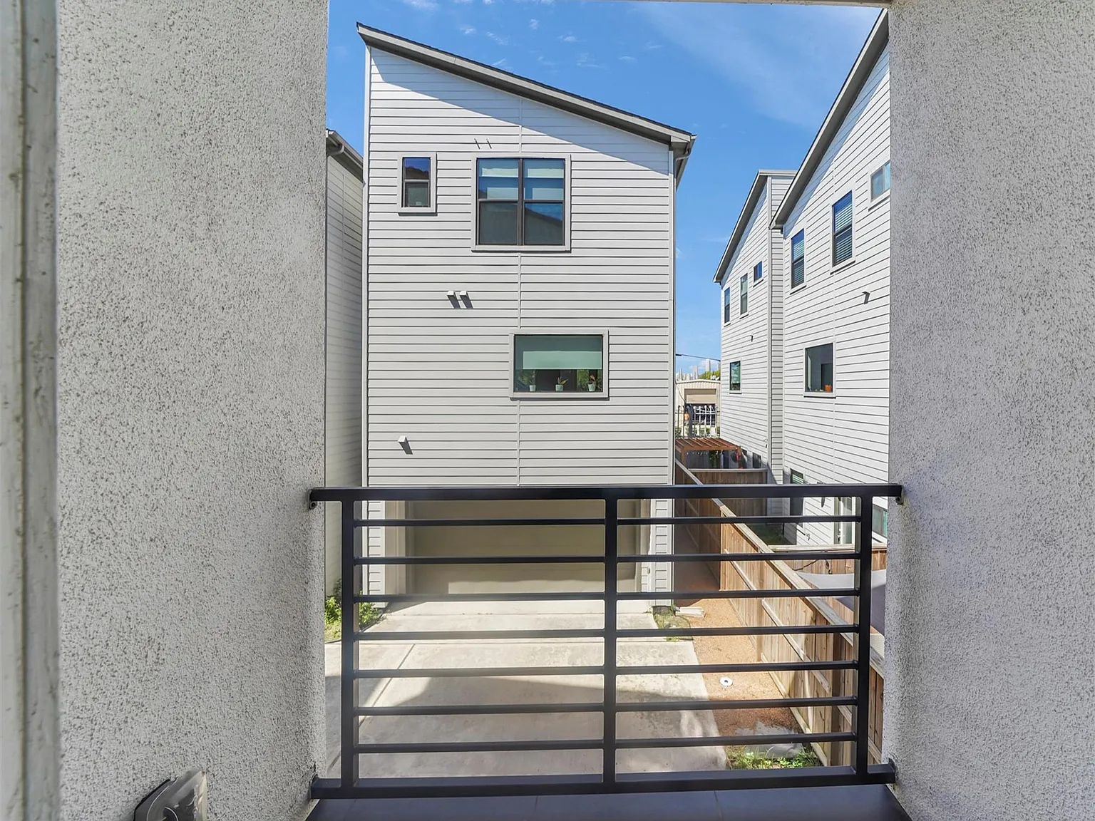 3 bed, 3.5 bath, 2076 sqft, $2,595 — Photo 3