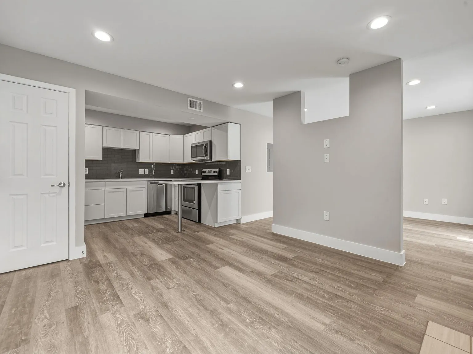 1 bed, 1.0 bath, 517 sqft, $1,000 — Photo 2