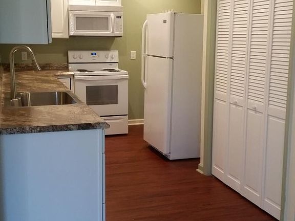 New Kitchen & Appliances (Includes Microwave)