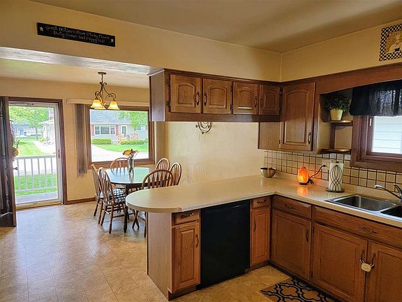 5th image of 1008 Menasha St