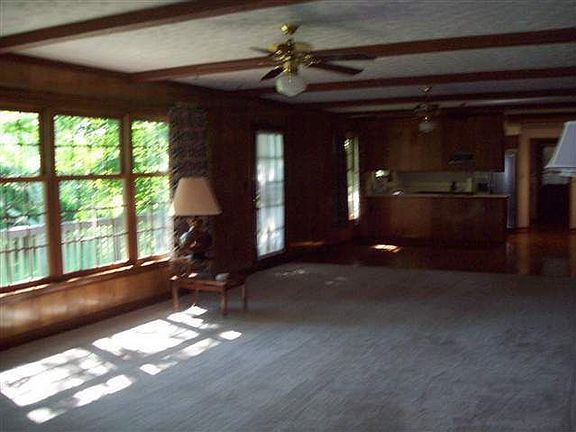 3rd image of 1301 Hodge Dr