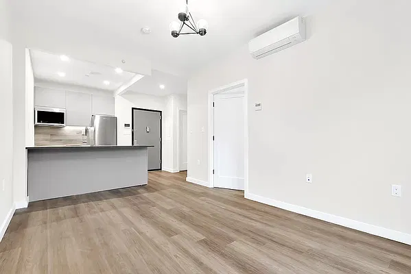 Rented by Safdie Realty Group | media 10