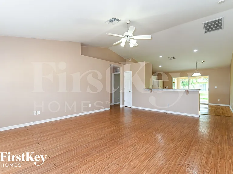 2108 NE 15th Pl — Photo 5