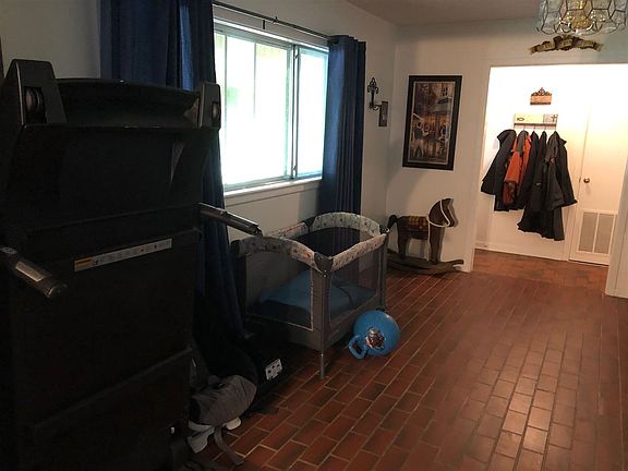 5th image of 302 S Meadowbrook Dr