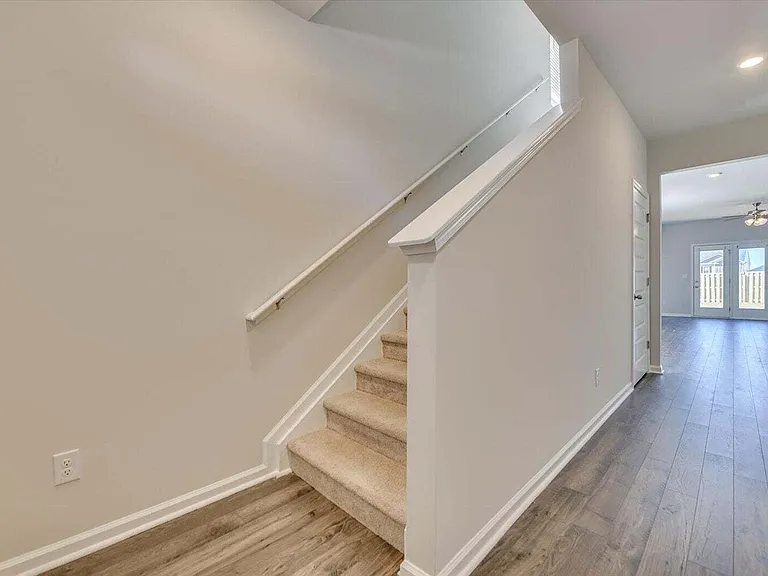 433 Whitby Ct — Photo 17