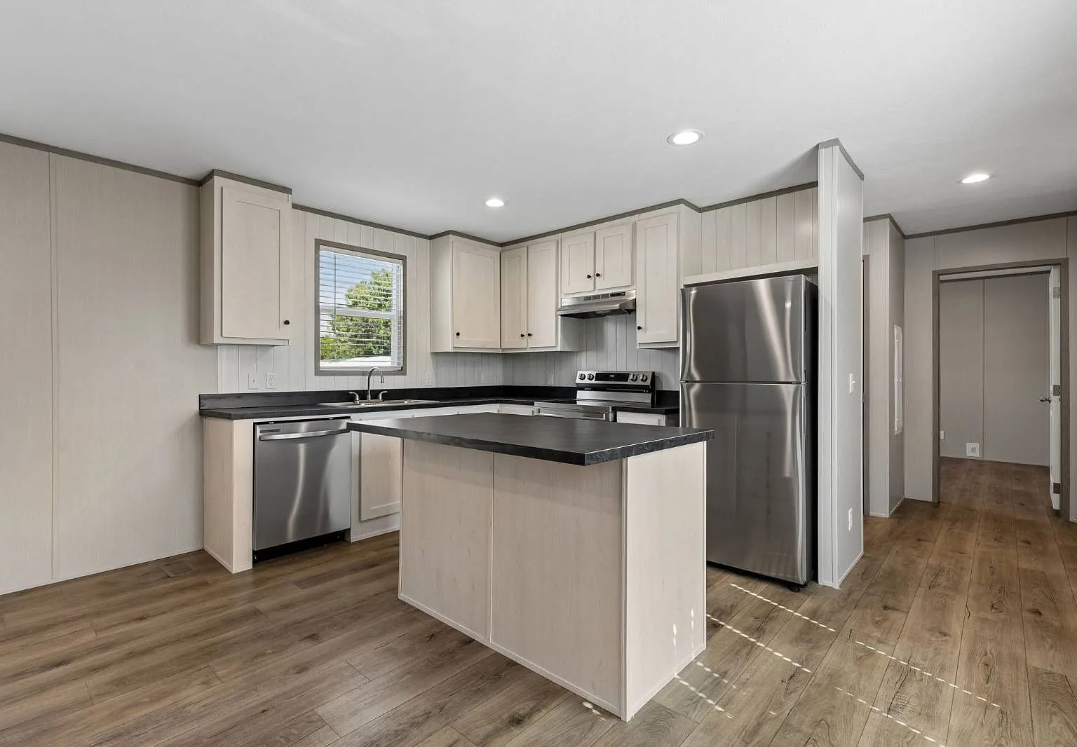 3 bed, 2.0 bath, 1056 sqft, $1,500 — Photo 2