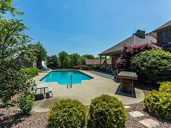 2nd image of 1201 Lakeview Ct