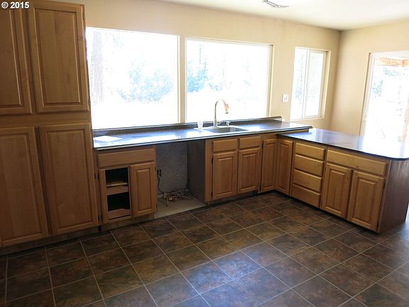 4th image of 1054 N River Dr #A