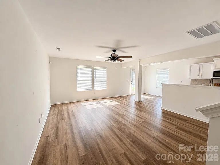 3220 Capitol Dr — Photo 5