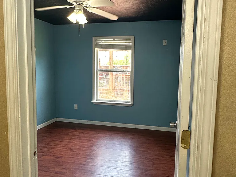 903 Combel St — Photo 11
