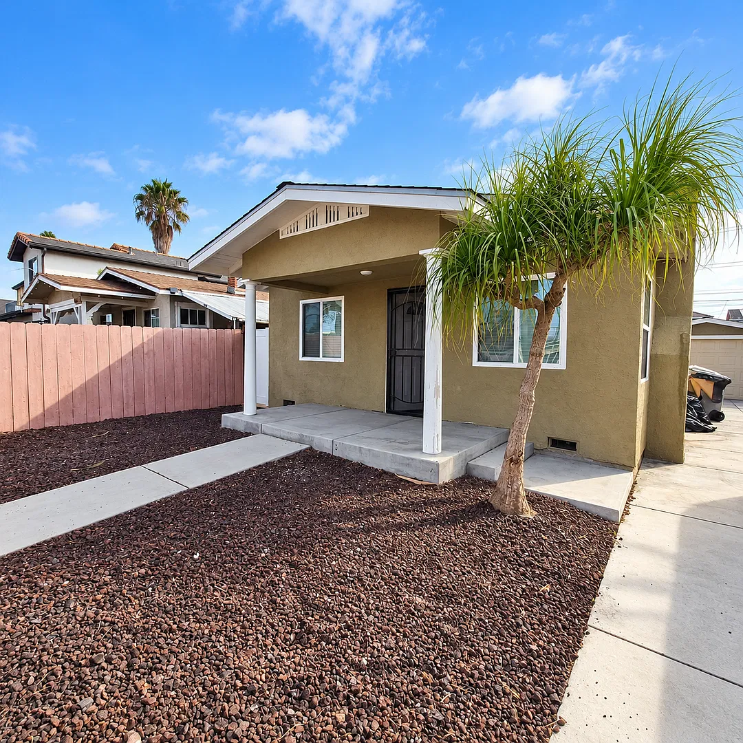Spacious 3 Bedroom, 2 Bathroom Home with Garage & Private Yard! — Photo 2