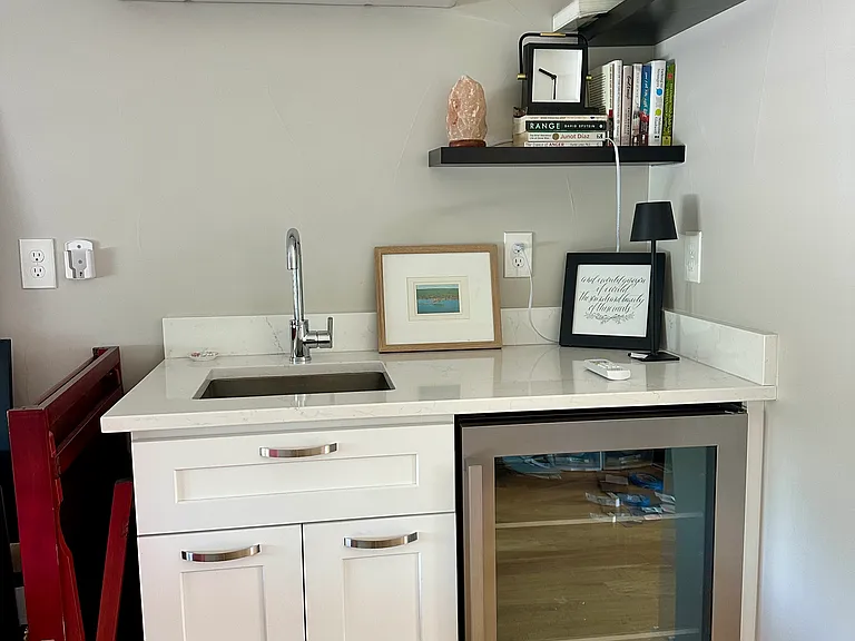 Third floor wet bar.