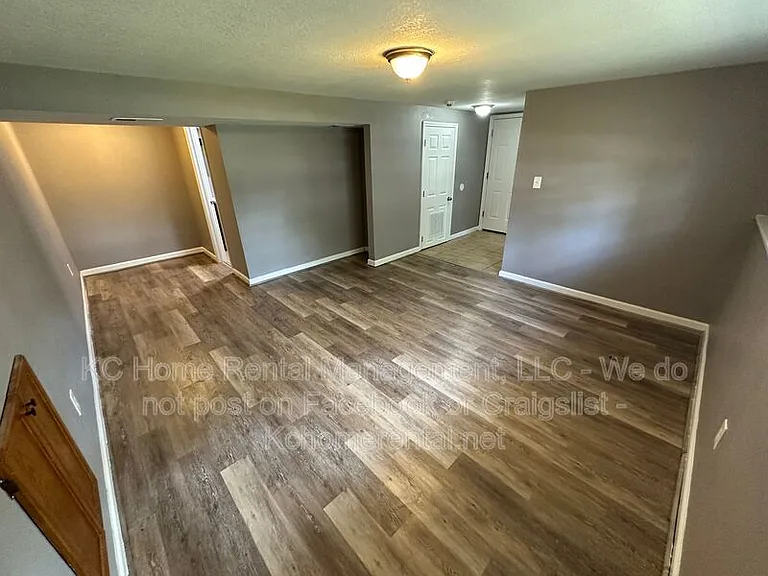 424 NE Lakeview Dr — Photo 28