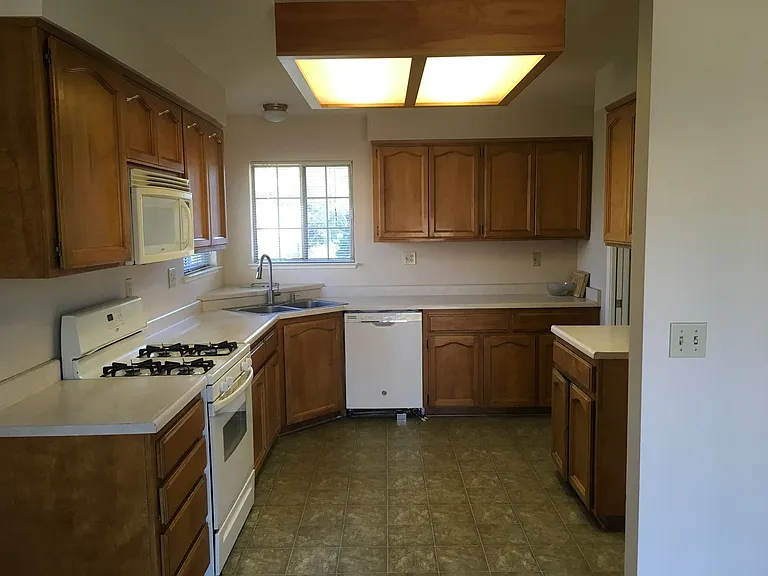 414 Springer Dr — Photo 8