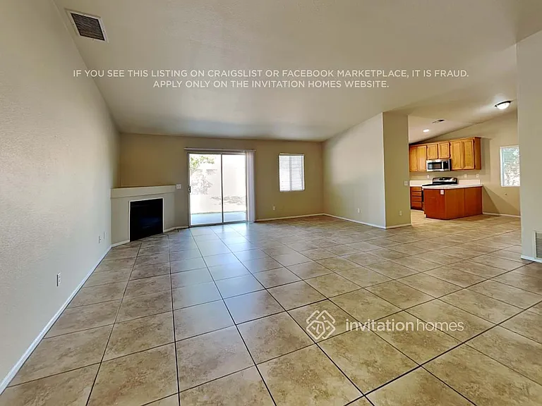 2628 N Maple Ave — Photo 3