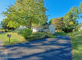 18 Coronation Dr, Stuyvesant, NY 12173