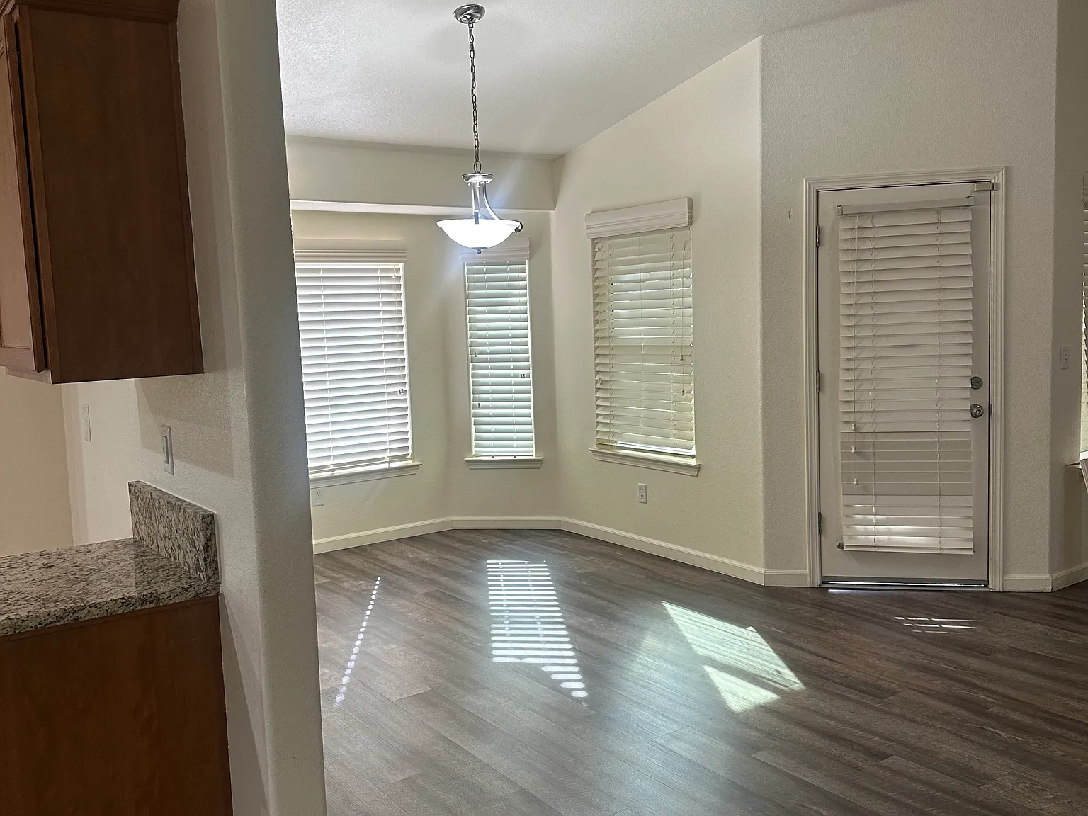 4 bed, 2016 sqft, $2,600 — Photo 4