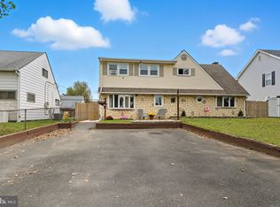 9 Newberry Ln, Levittown, PA 19054