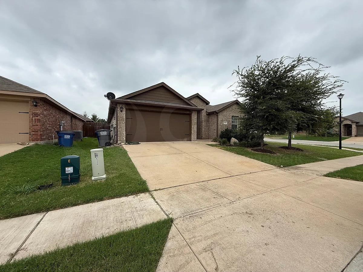 4 bed, 2.0 bath, 2080 sqft, $1,999 — Photo 2