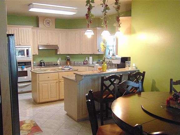 4th image of 3208 Wisteria Ave
