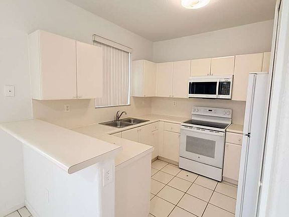 4th image of 2628 SE 14th Ave