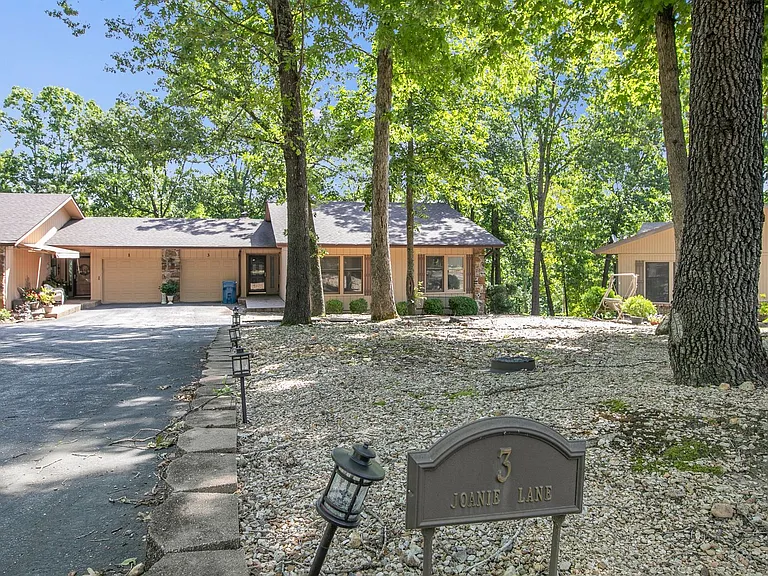 3 Joanie Ln — Photo 3