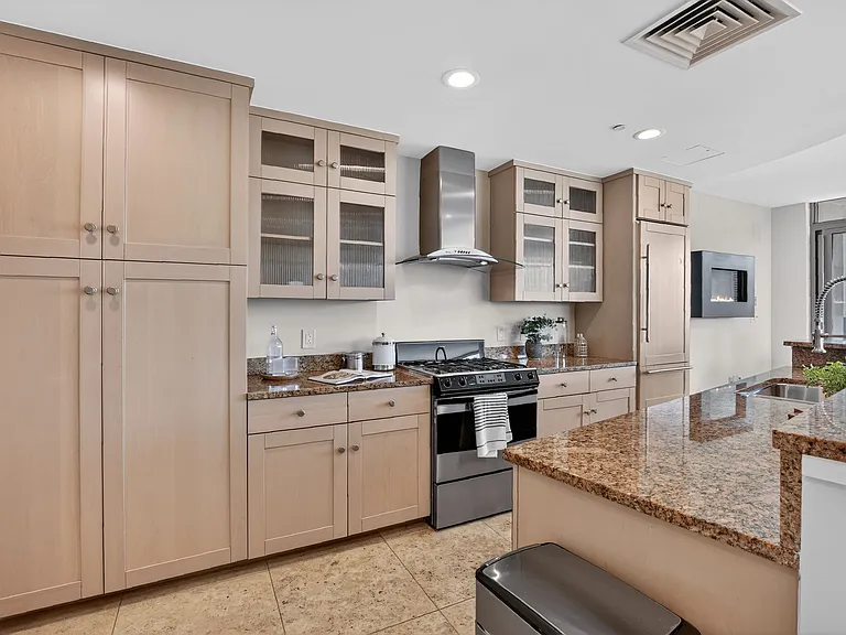 1 Miranova Pl #1840 — Photo 33