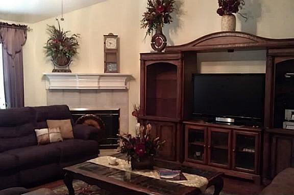 3rd image of 1509 Rosewood Ln