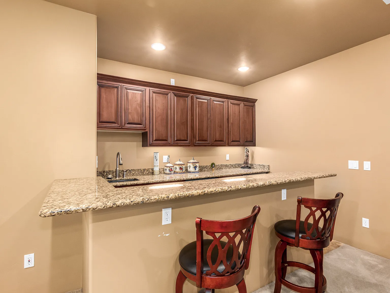5 bed, 5.5 bath, 4556 sqft, $6,000 — Photo 3