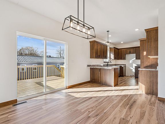 5th image of 707 5th Ave NE