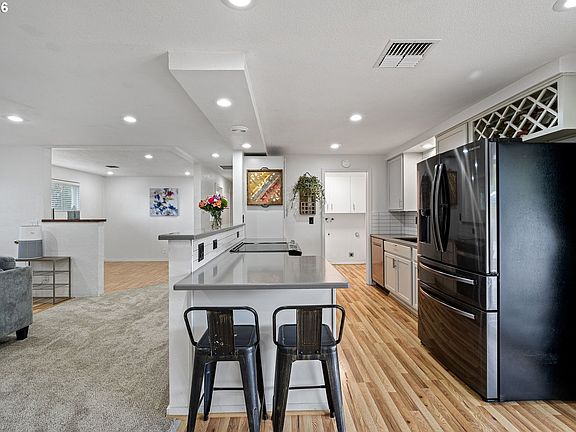 4th image of 936 Quinalt St