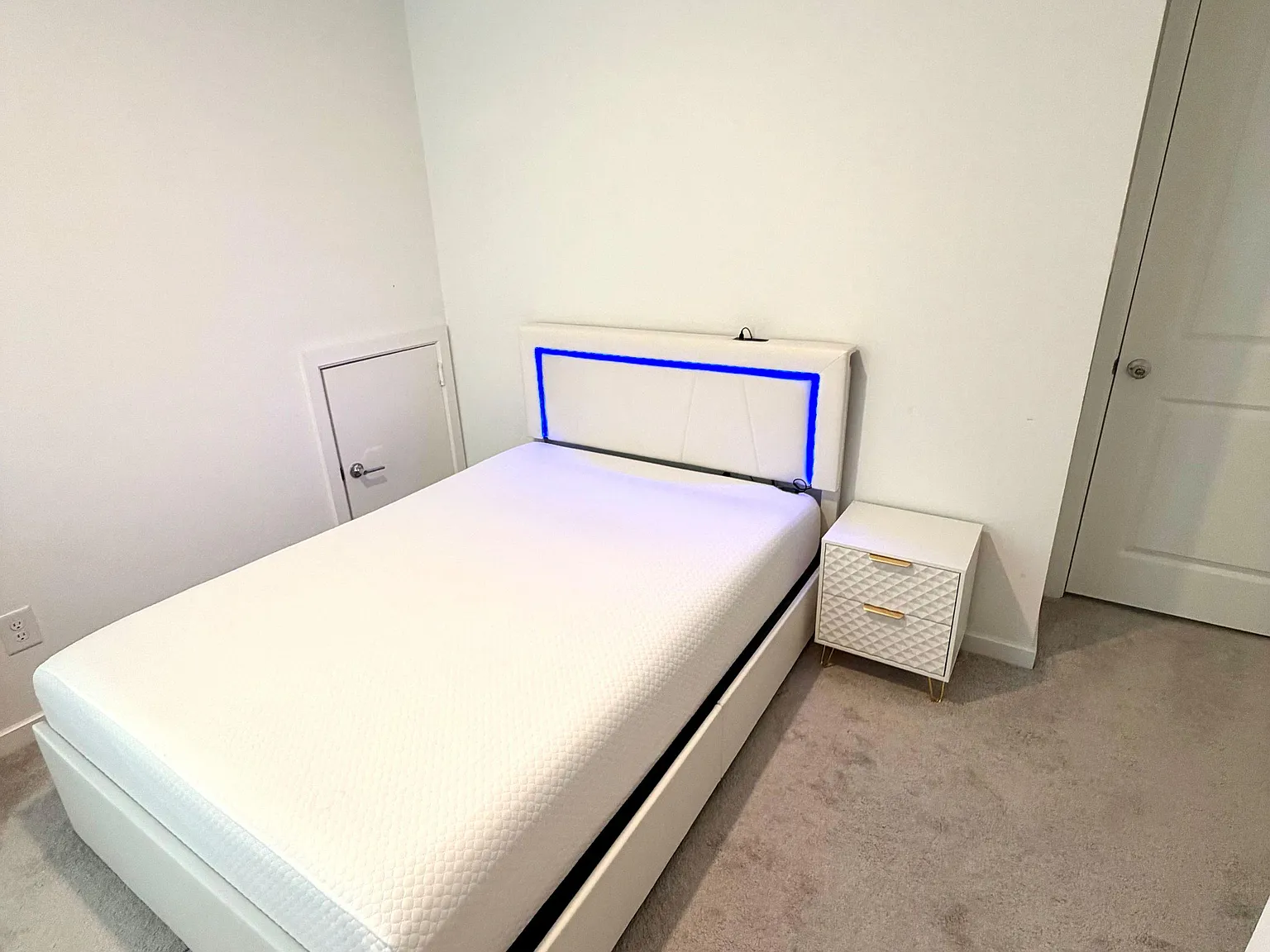 1 bed, 1.0 bath, 2011 sqft, $923 — Photo 4